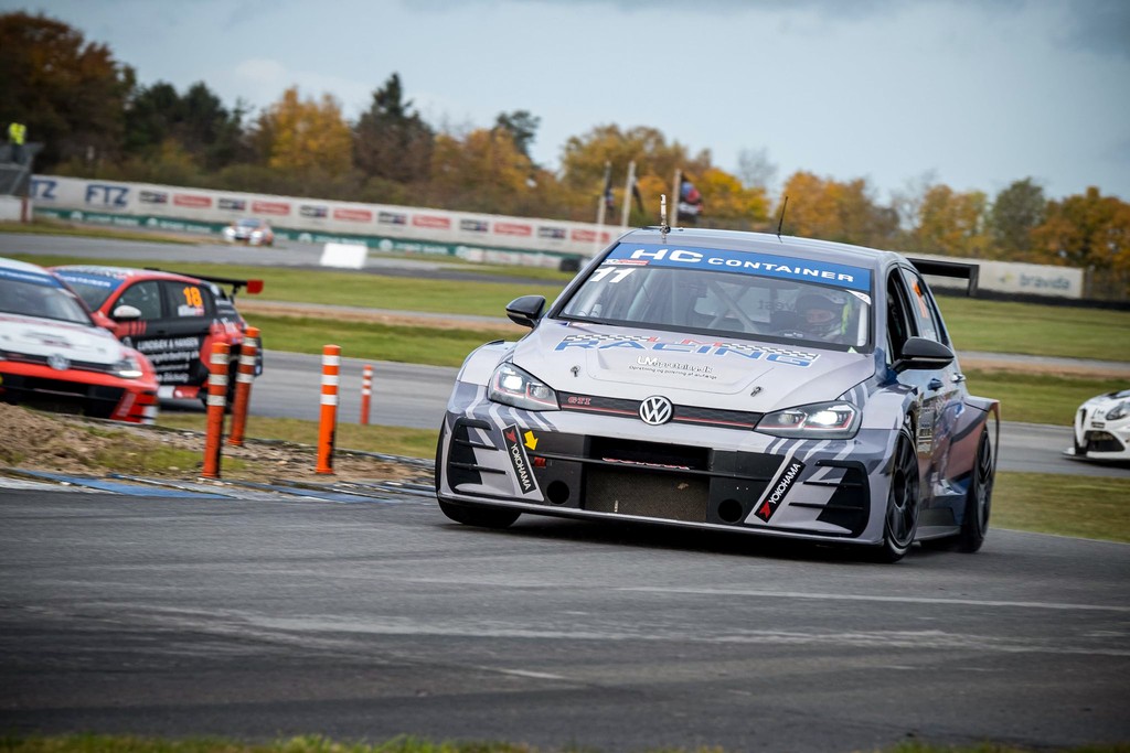 Flere gange holdt Nicolai Sylvest sin teamkammerat Jan Magnussen bag sig